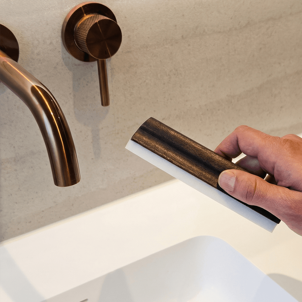 Baardolie in gebruik bij een professionele barbershop behandeling